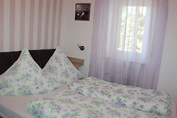 Schlafzimmer mit Doppelbett